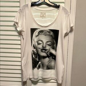 Women White Graphic Tee size M